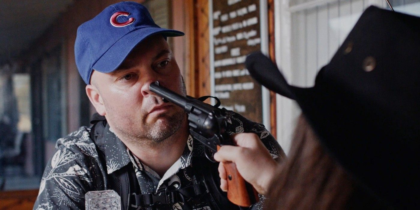 Escena de Andy Somebody en la que Mel apunta con un arma en broma a la nariz de Andy.