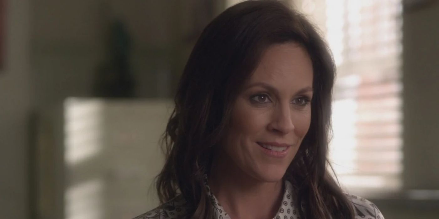 Annabeth Gish as Dr Sullivan in Pretty Little Liars