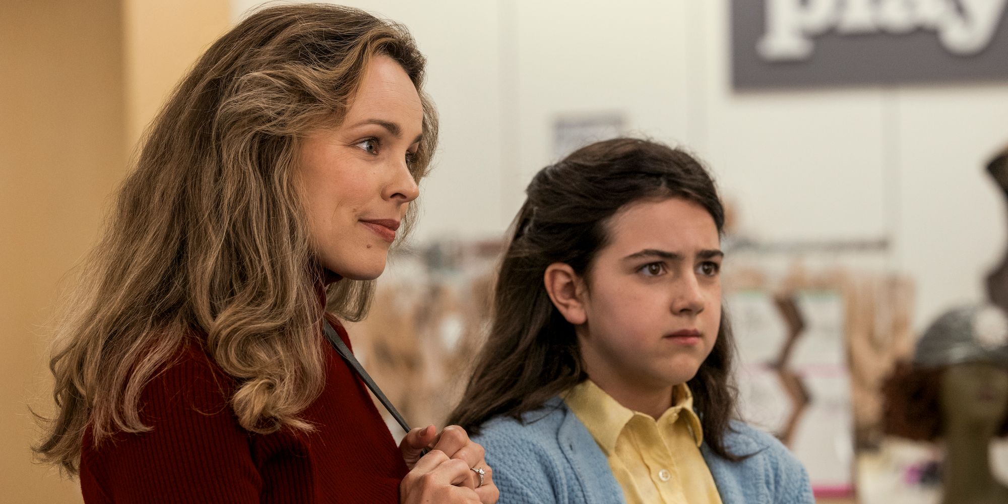 Rachel McAdams as Barbara and Abby Ryder Fortson as Margaret standing in a store in Are You There God? It's Me, Margaret