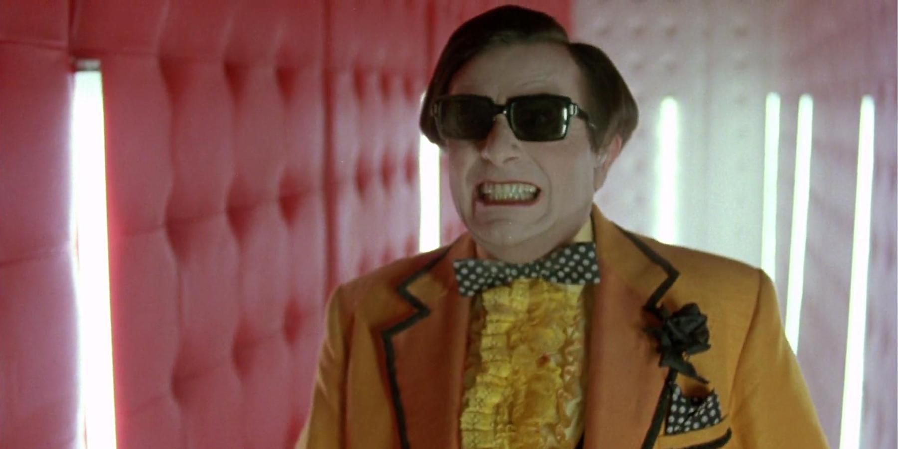 Barry Humphries como Bert Schnick em Tratamento de Choque
