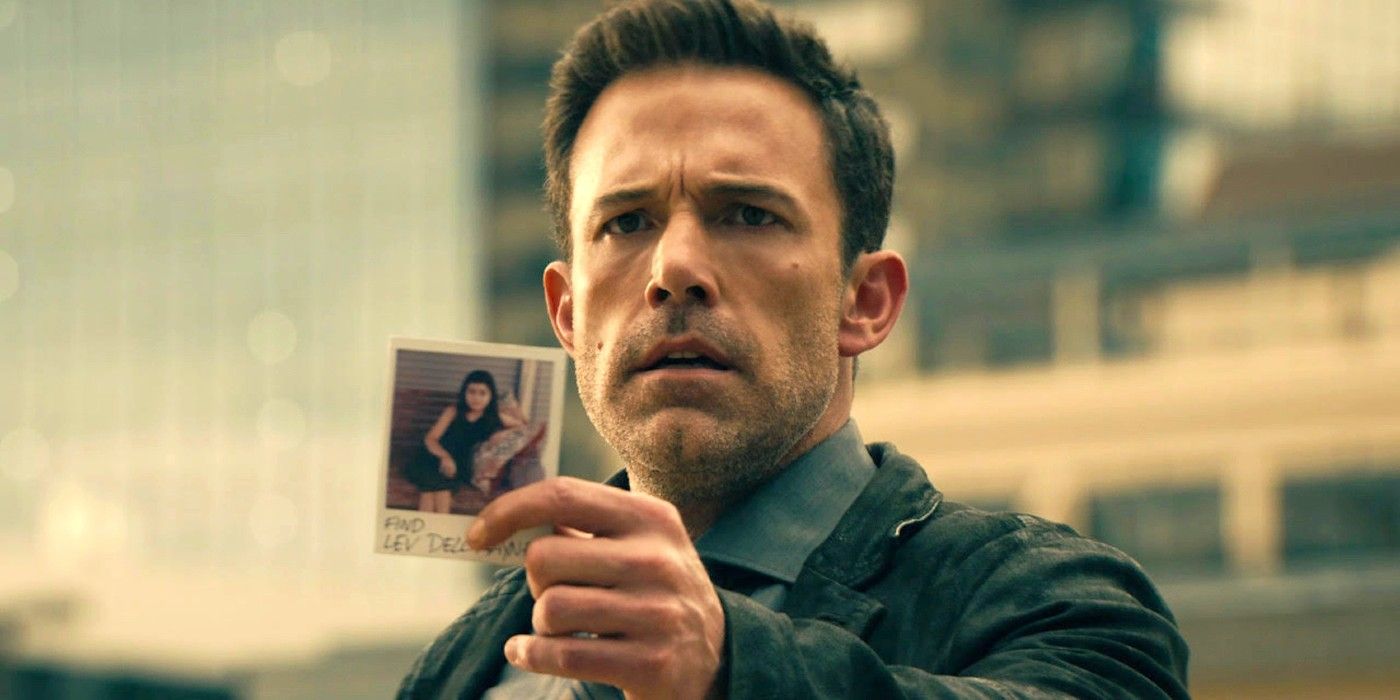 Ben Affleck como detective sosteniendo una foto de su hija desaparecida en Hypnotic