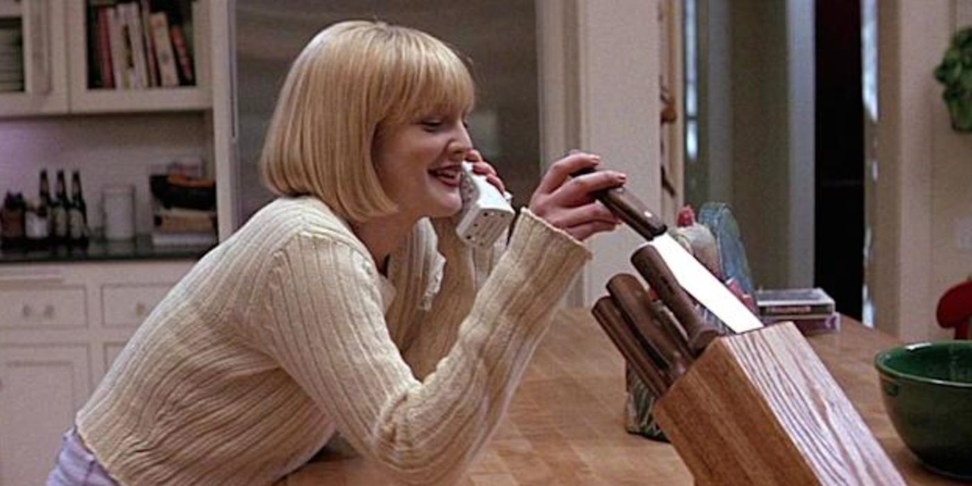 Drew Barrymore jugando con unos cuchillos en Scream.