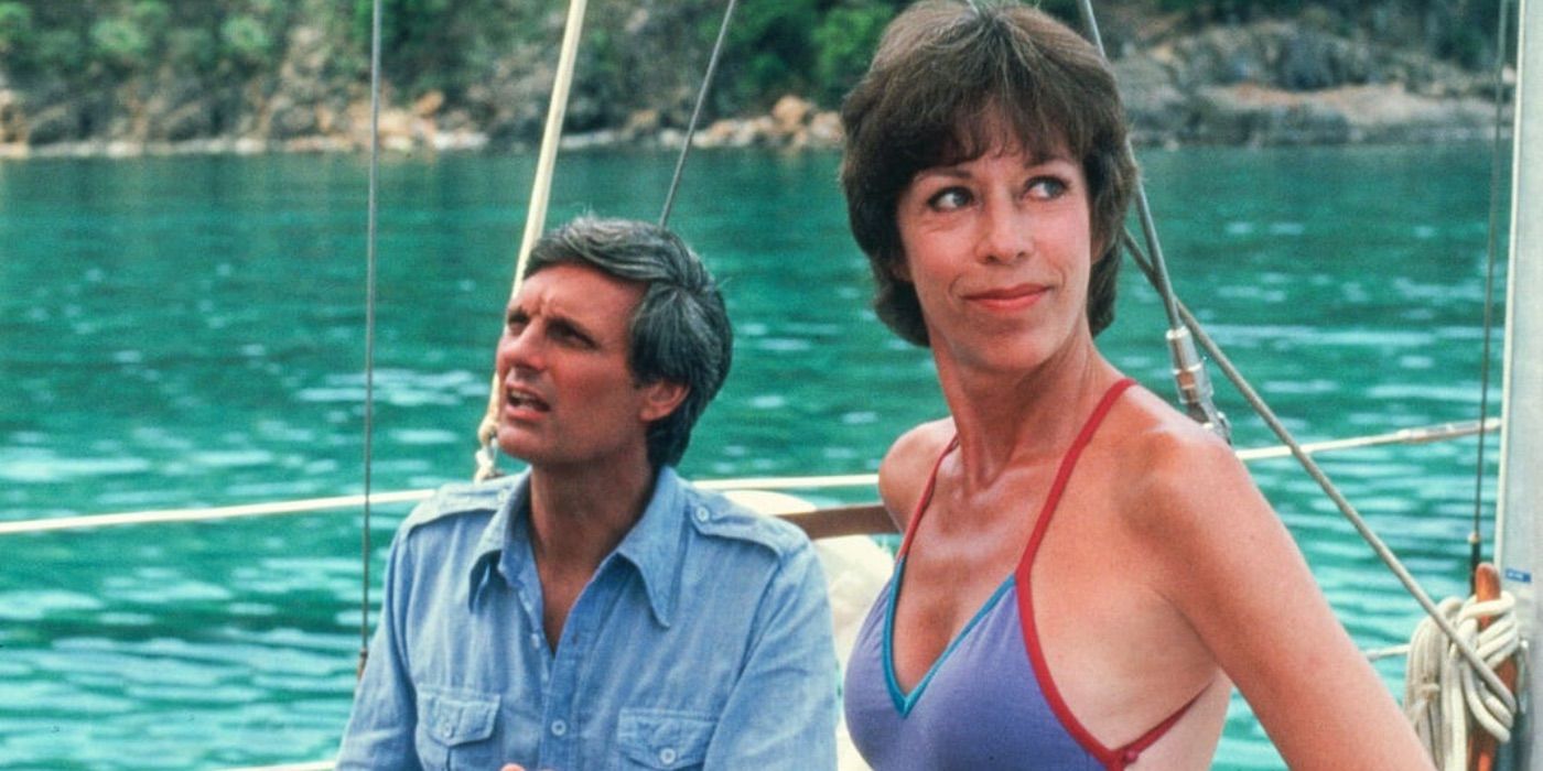 Kate Burroughs mira desde un bote con su esposo en The Four Seasons