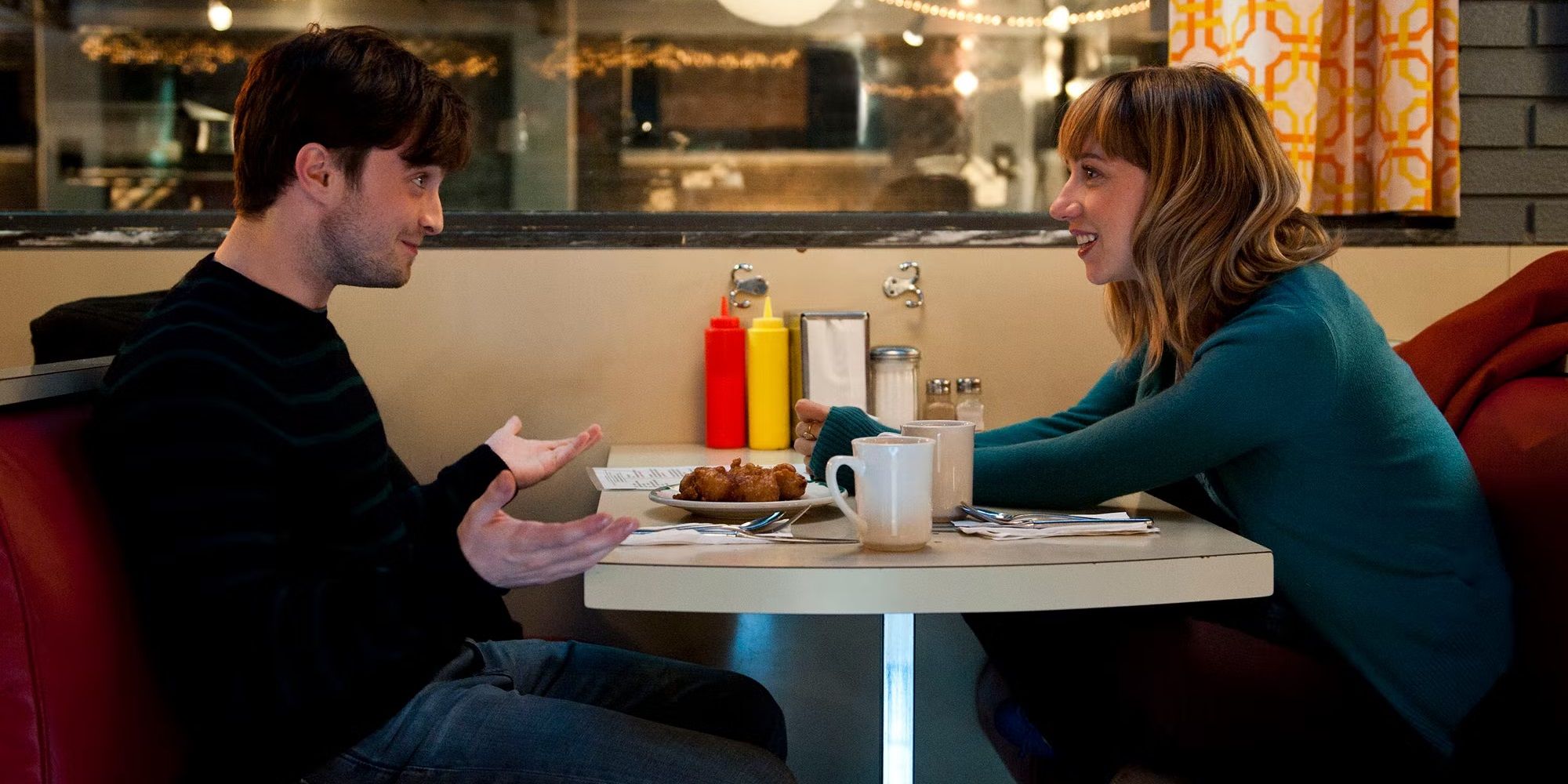 Daniel Radcliffe conversando com Zoe Kazan em What If