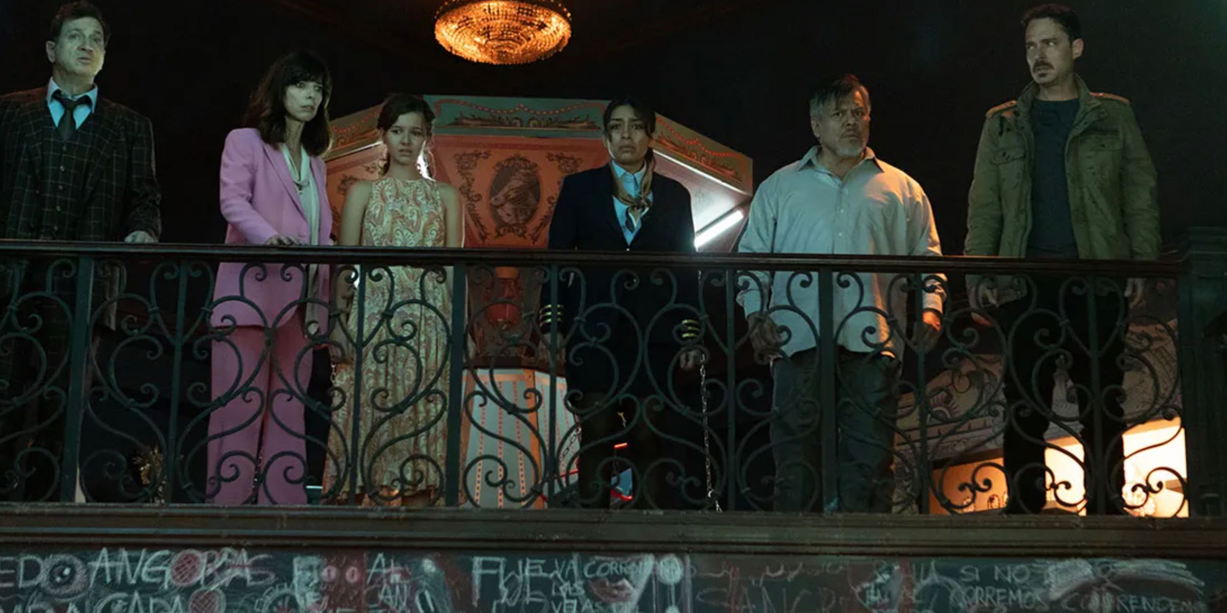 Seis miembros del elenco se paran en un balcón en la película Death's Roulette de Paramount Plus