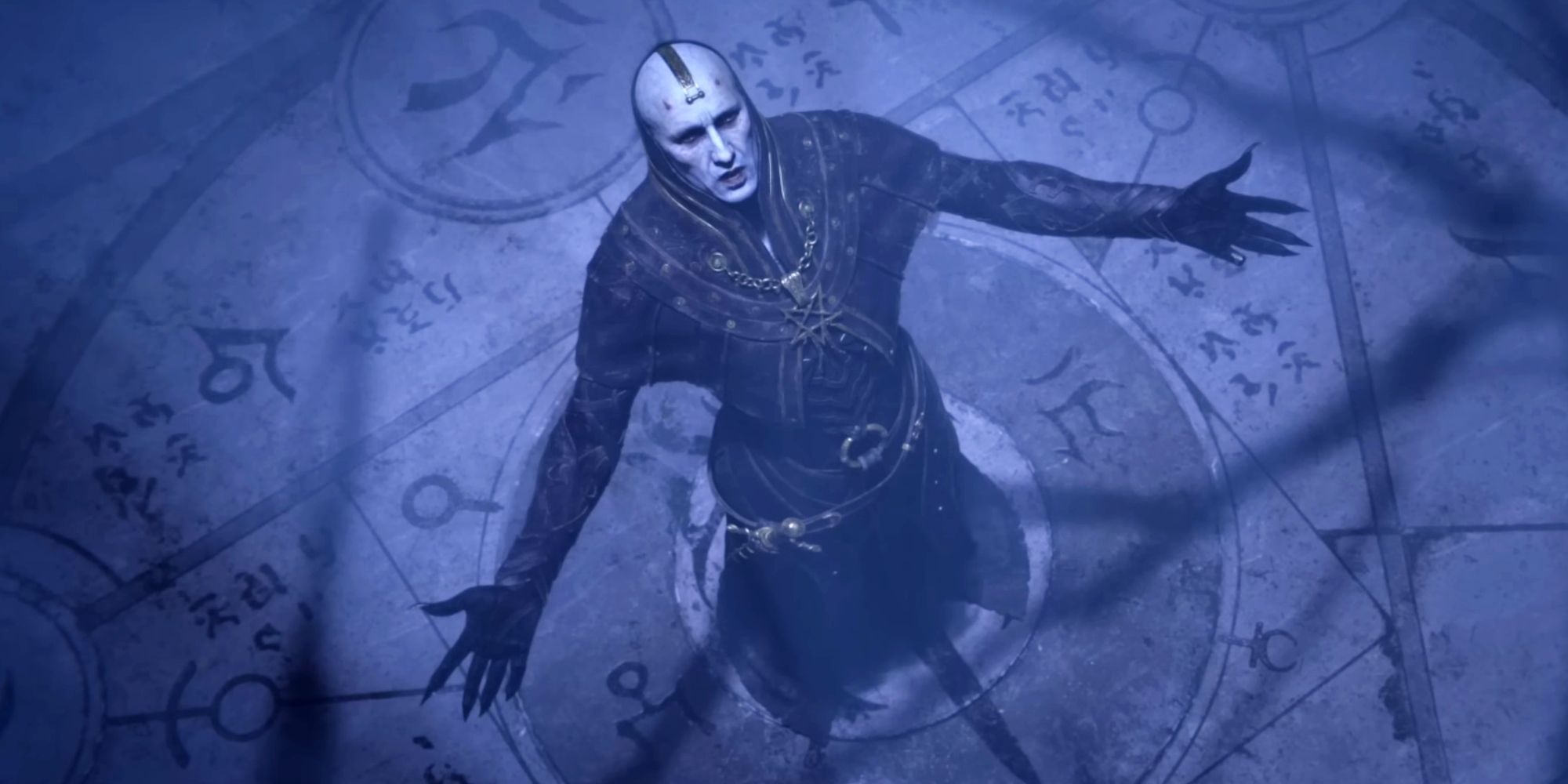 Tangkapan layar dari cutscene sinematik pembukaan Diablo 4, memperlihatkan seorang pria berdiri di lantai yang dipenuhi simbol setan dengan tangan terentang, melihat ke atas.
