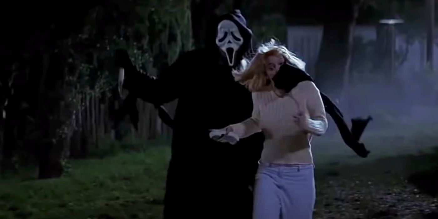 Ghostface a punto de apuñalar a Casey en Scream.