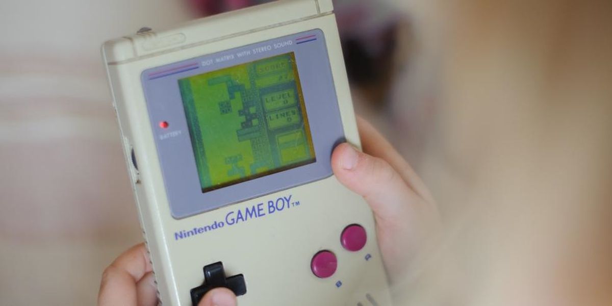 Nintendo Gameboy Dengan Tetris bermain di layar