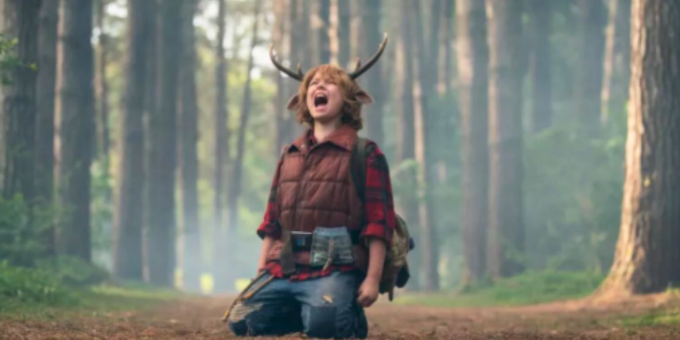 Christian Convery como Gus de joelhos e gritando na floresta em Sweet Tooth