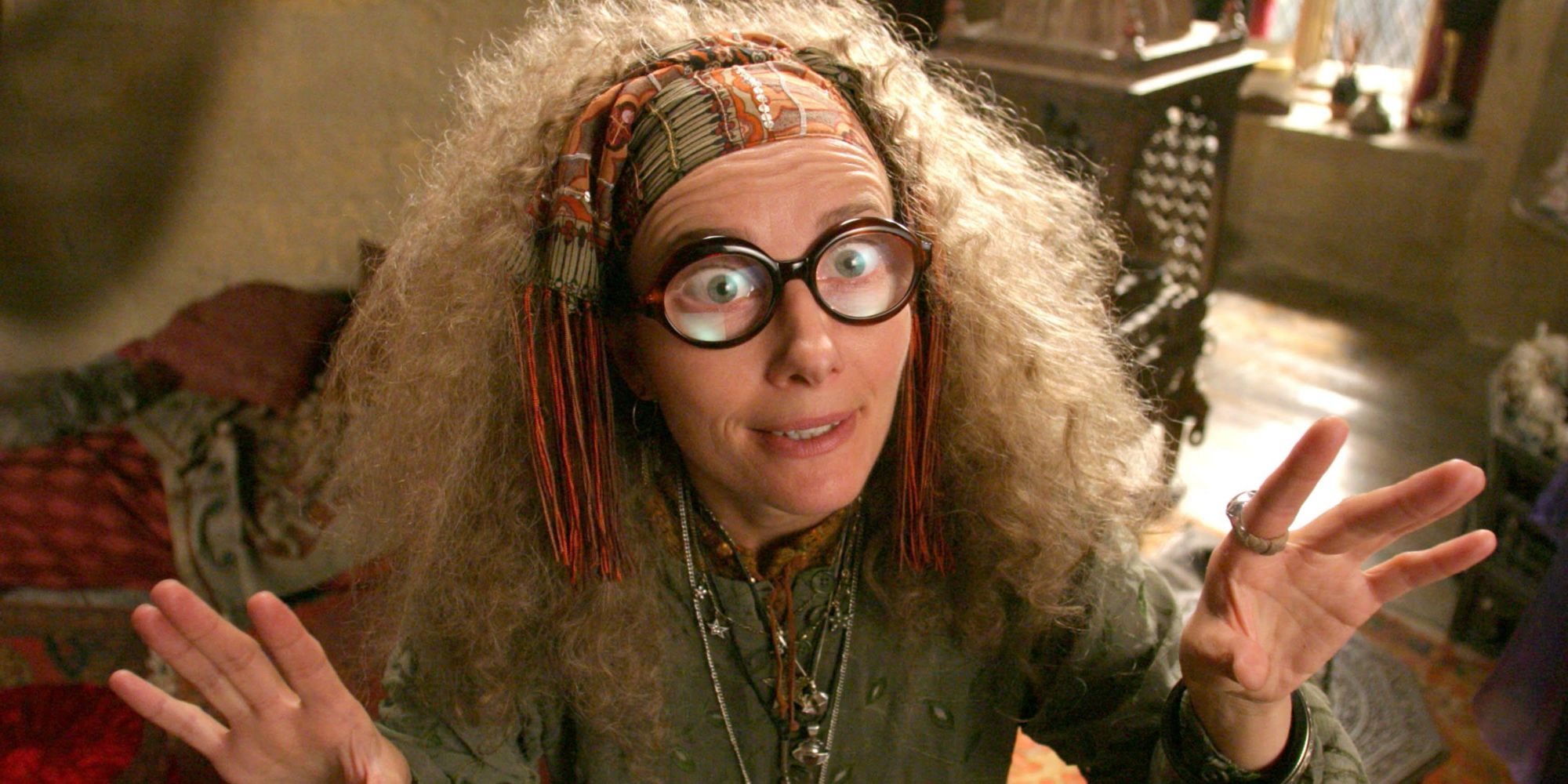 Emma Thompson como a professora Trelawney de olhos arregalados em Harry Potter 