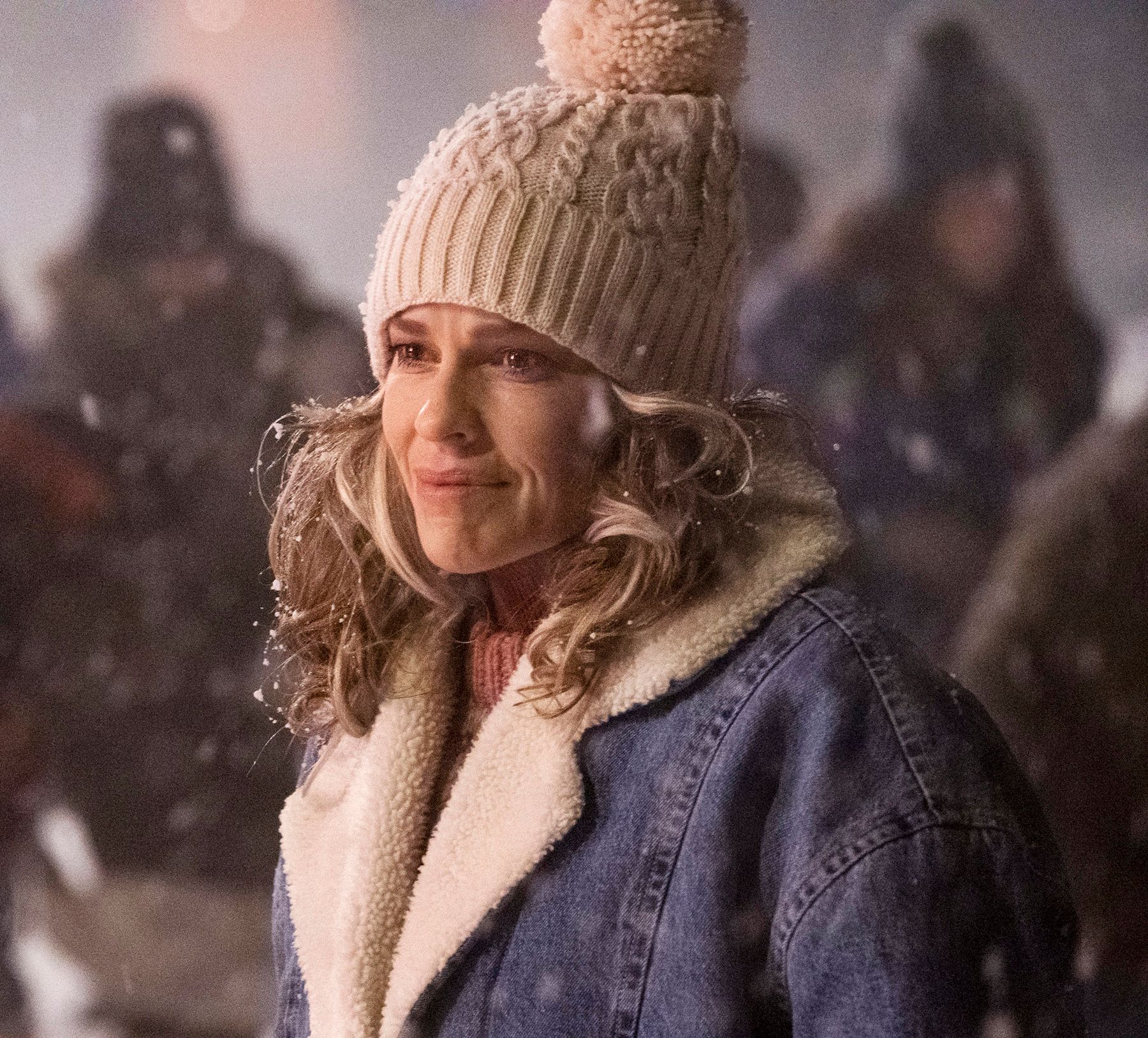 Hilary Swank como Sharon Stevens en la nieve en Ordinary Angels
