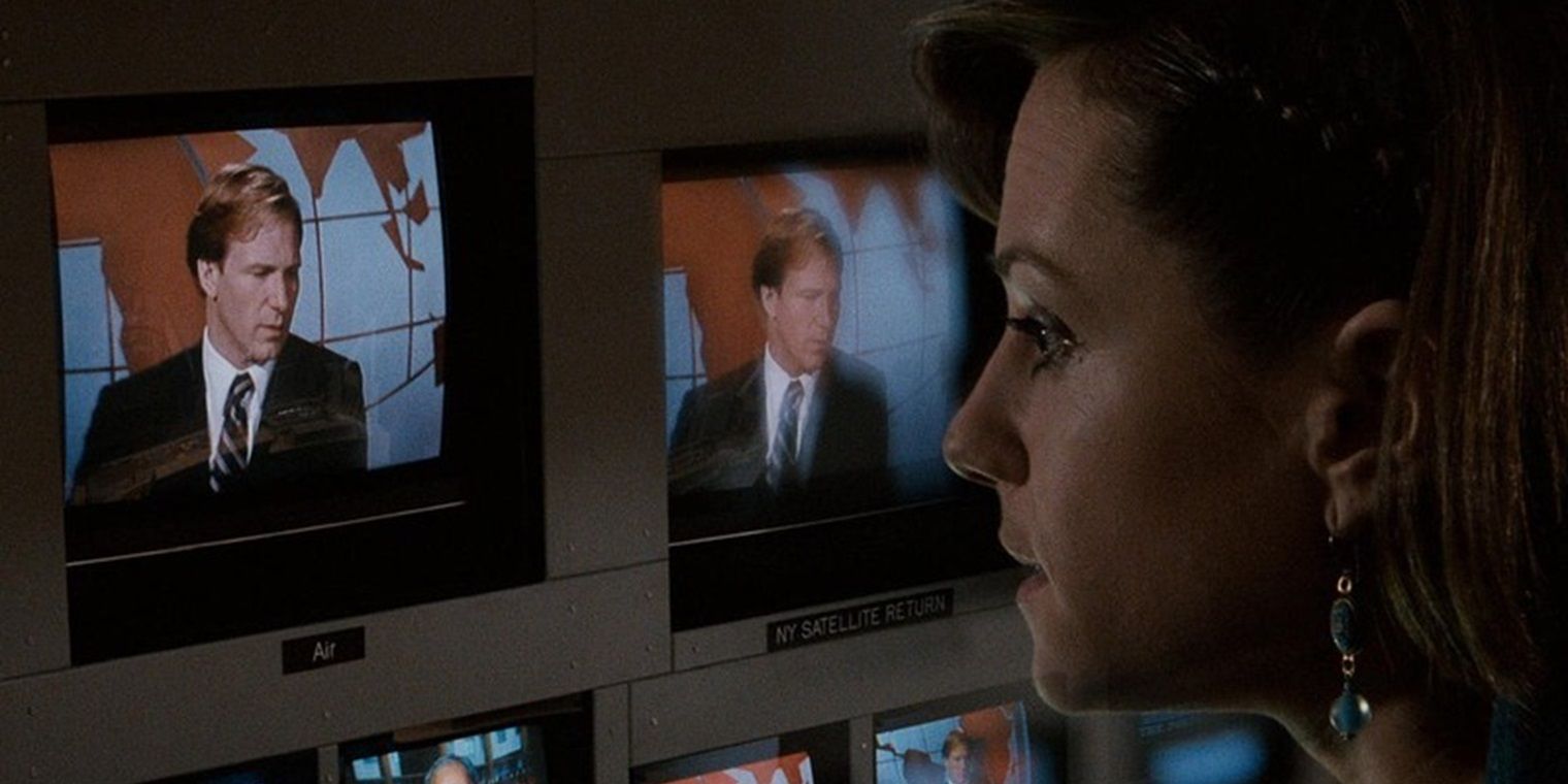 Holly Hunter assiste a um noticiário em Broadcast News