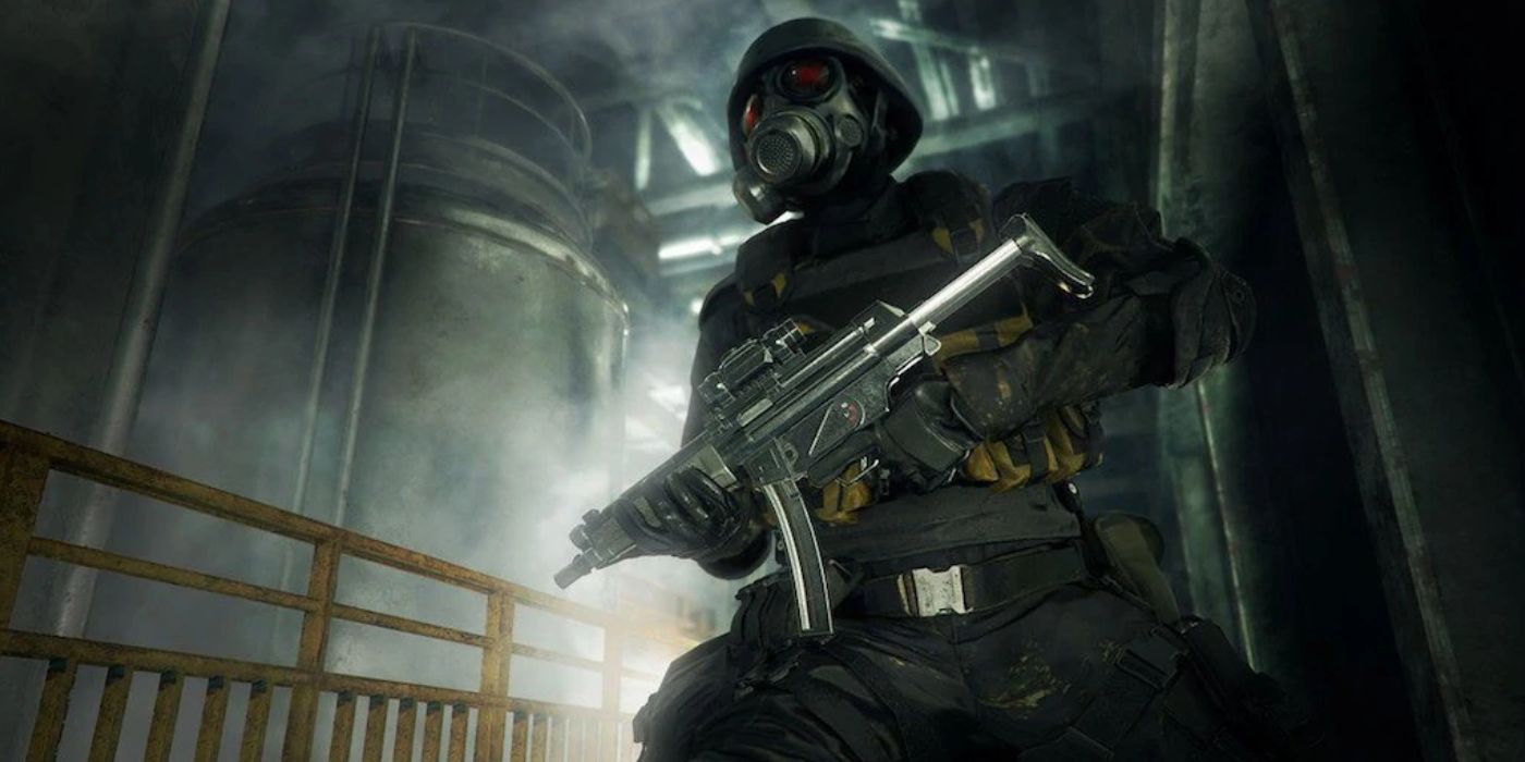 Hunk dari remake Resident Evil 2, memegang SMG siap dalam pengaturan industri.