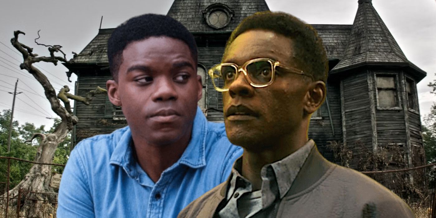 Jovan Adepo luce deslumbrante con una camisa azul junto a Chris Chalk con gafas, detrás de una espeluznante casa antigua y en ruinas junto a un viejo árbol nudoso.