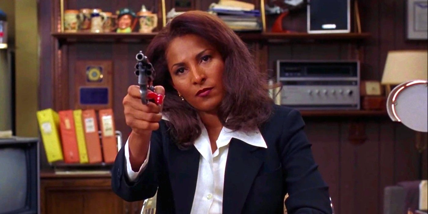 Pam Grier pointing a gun in Jackie Brown
