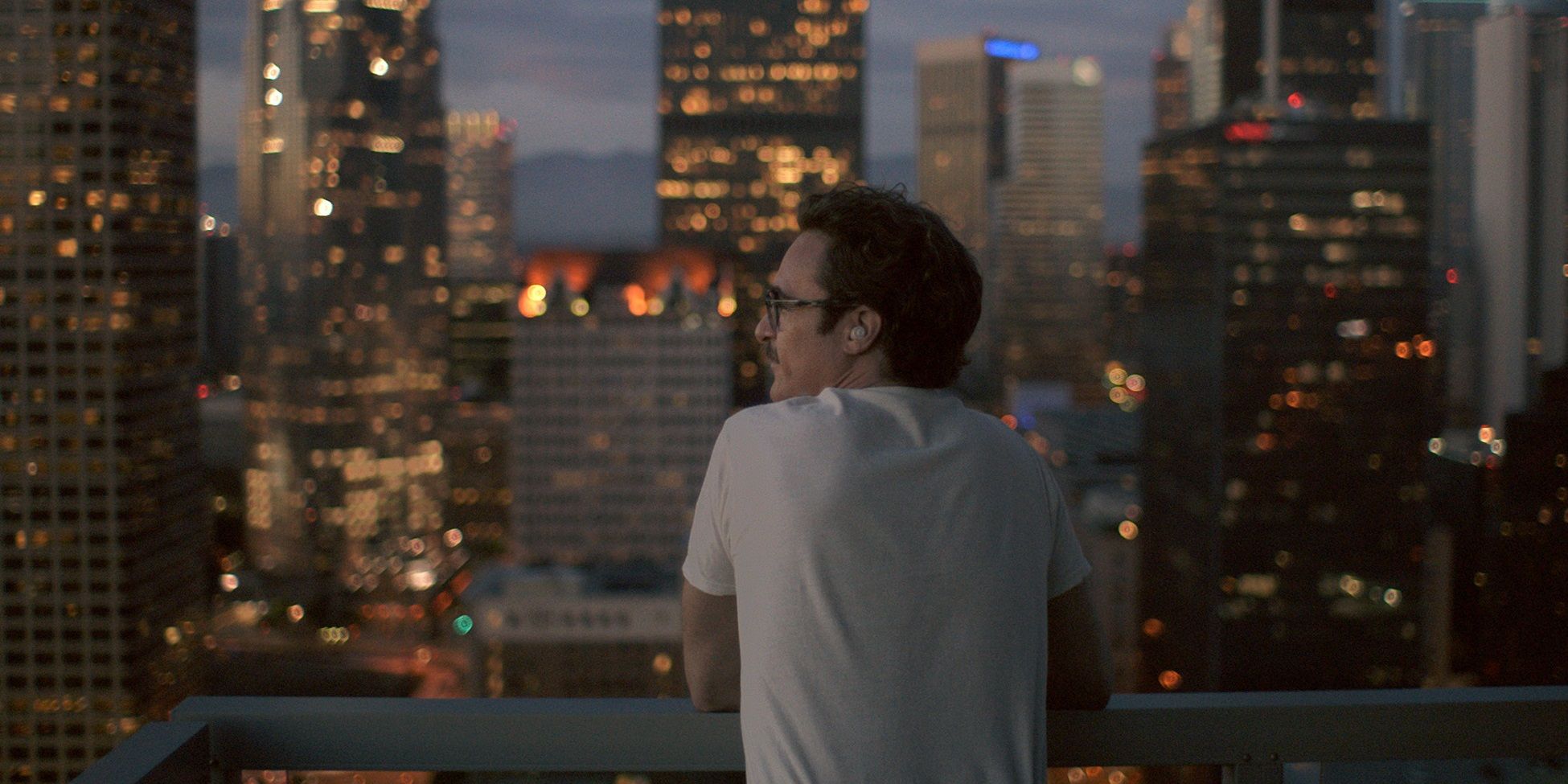Joaquin Phoenix olhando para a cidade em Her