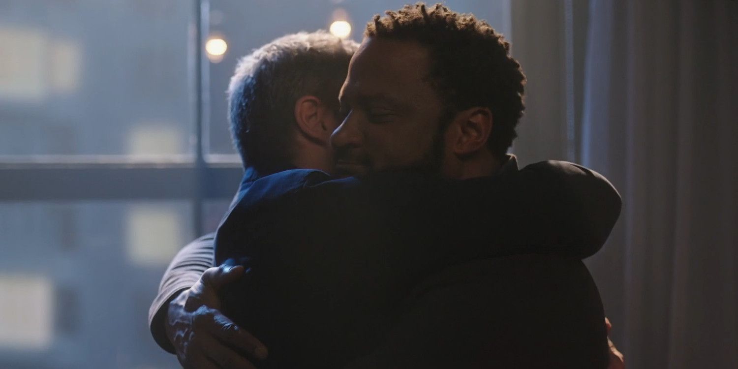 John Diggle et Oliver Queen Hug In The Flash Saison 9