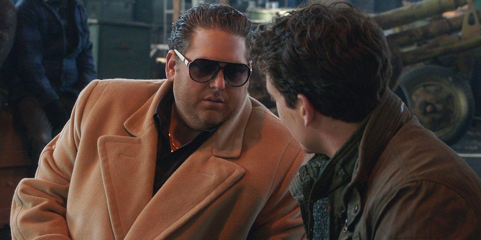 Jonah Hill como Efraim Diveroli con gafas de sol en War Dogs