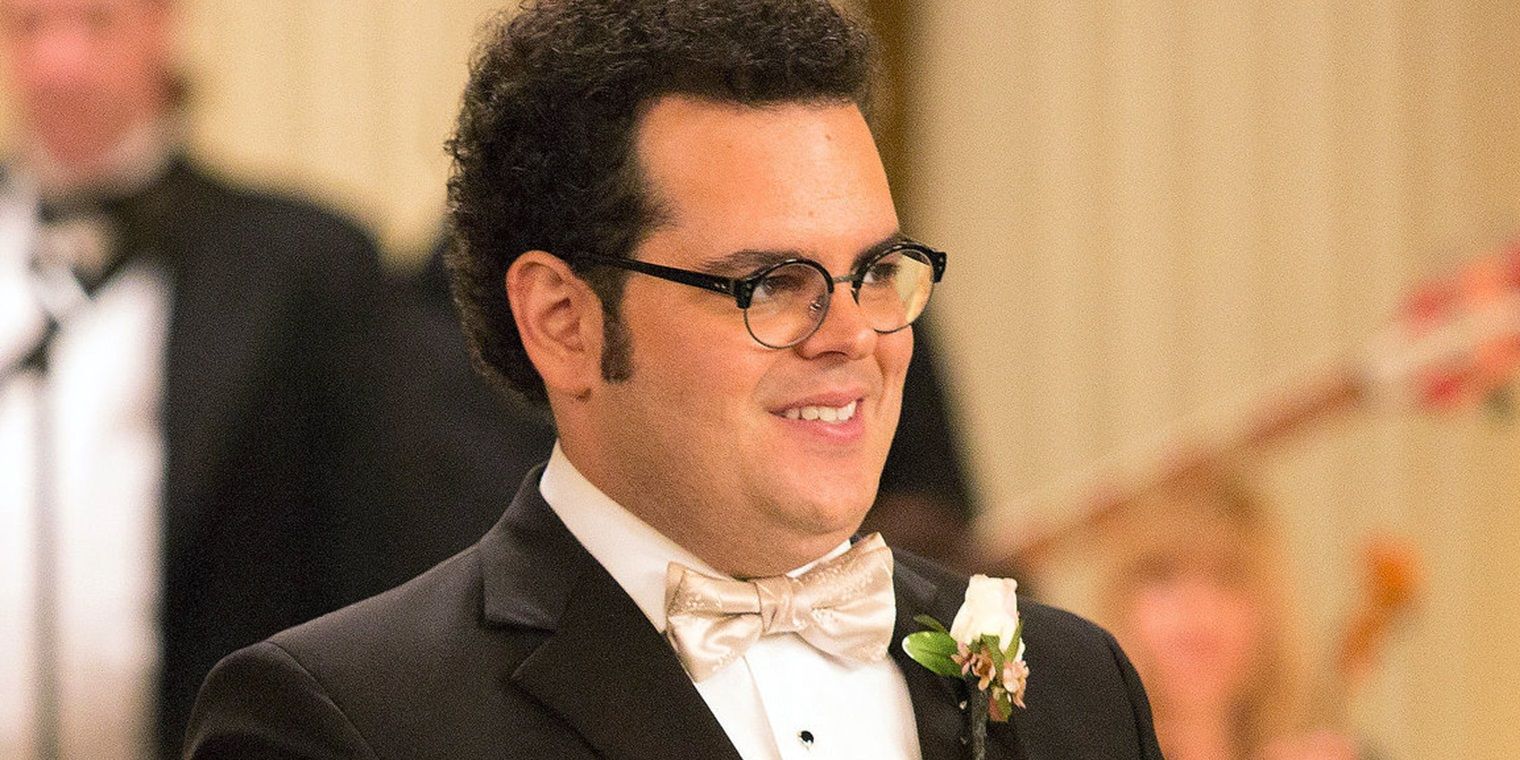 Josh Gad viste esmoquin en The Wedding Ringer