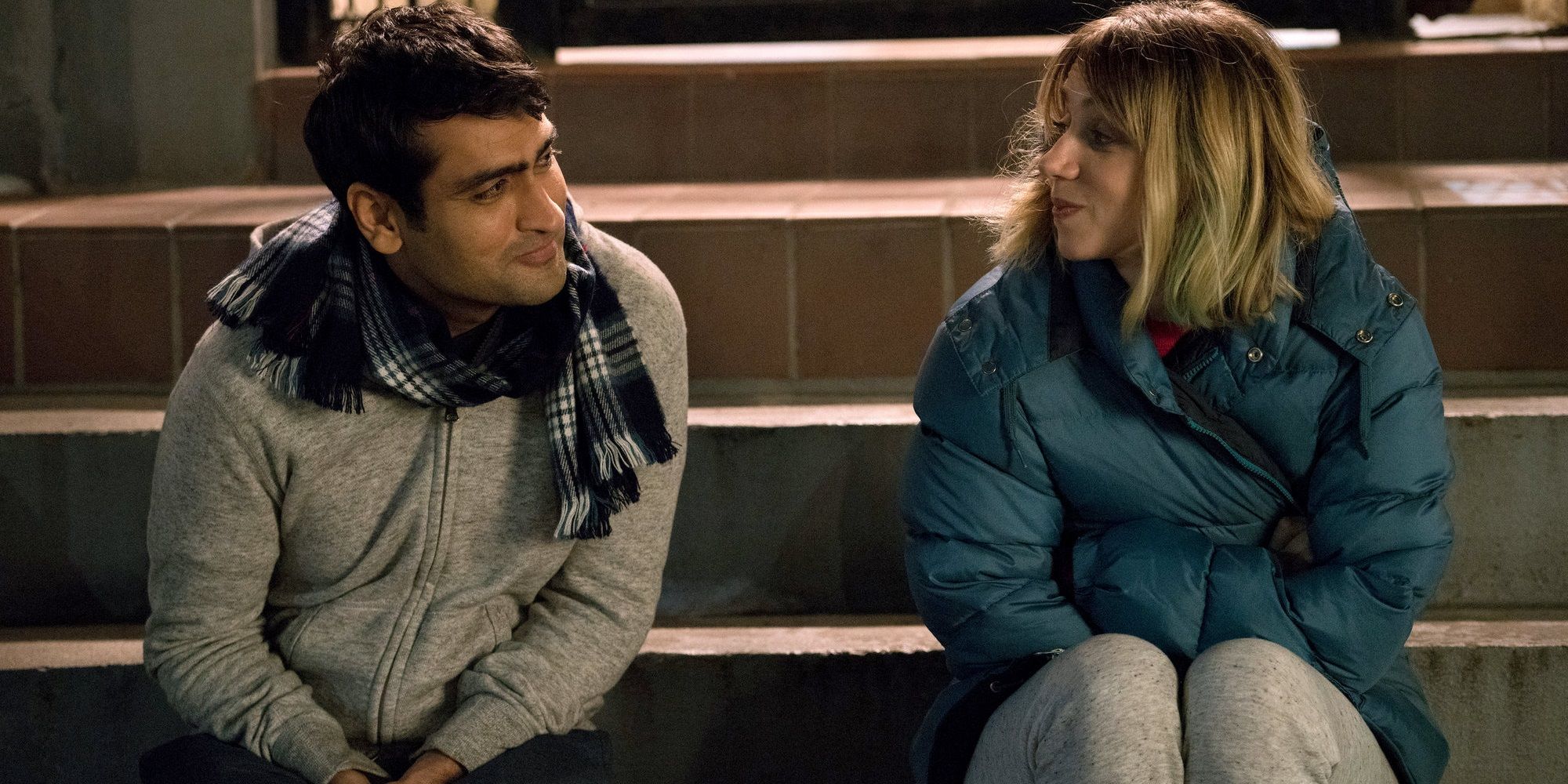 Kumail and Emily sit on steps in The Big Sick