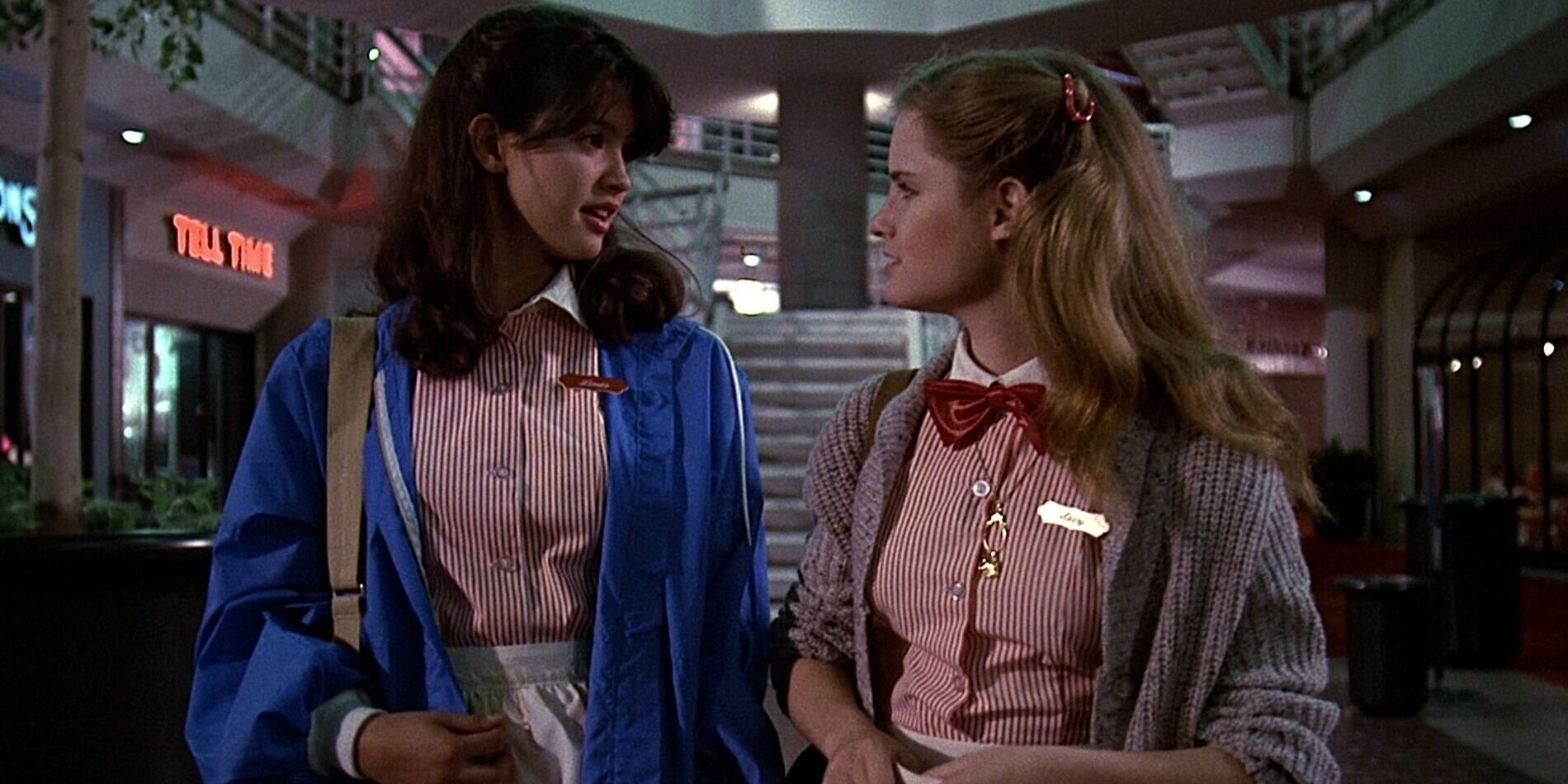 Linda (Phoebe Cates) e Stacy (Jennifer Jason Leigh) conversando no shopping em Picardias Estudantis