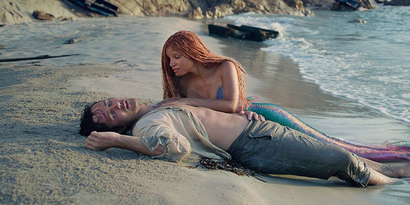 Ariel menyelamatkan Eric dari tenggelam, membawanya ke pantai