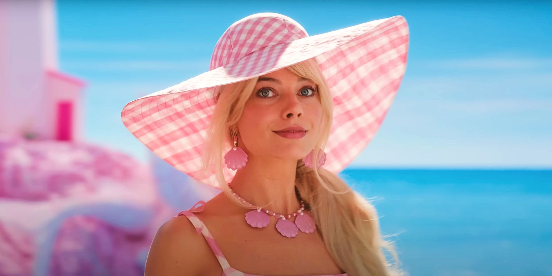 Margot Robbie en Barbie face à l'océan dans un film de Barbie