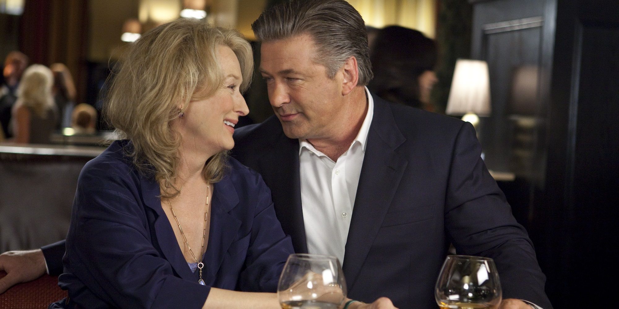 Meryl Streep e Alec Baldwin em um bar em It's Complicated