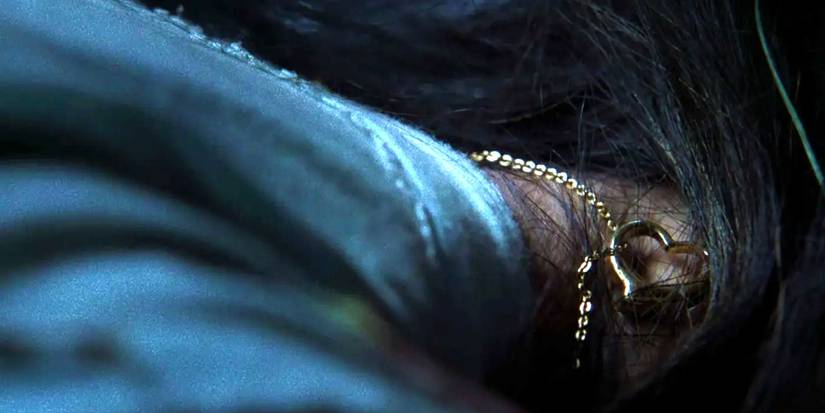 Pit girl wearing Jackie's necklace in Yellowjackets