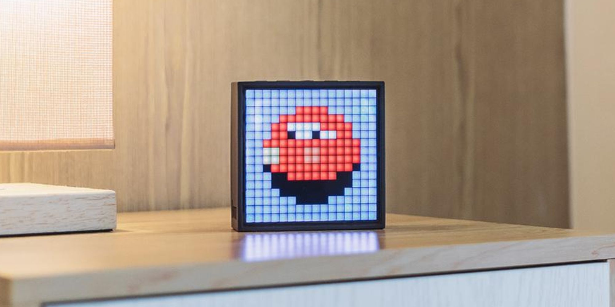 Divoom Pixel Art Bluetooth Speaker di atas meja