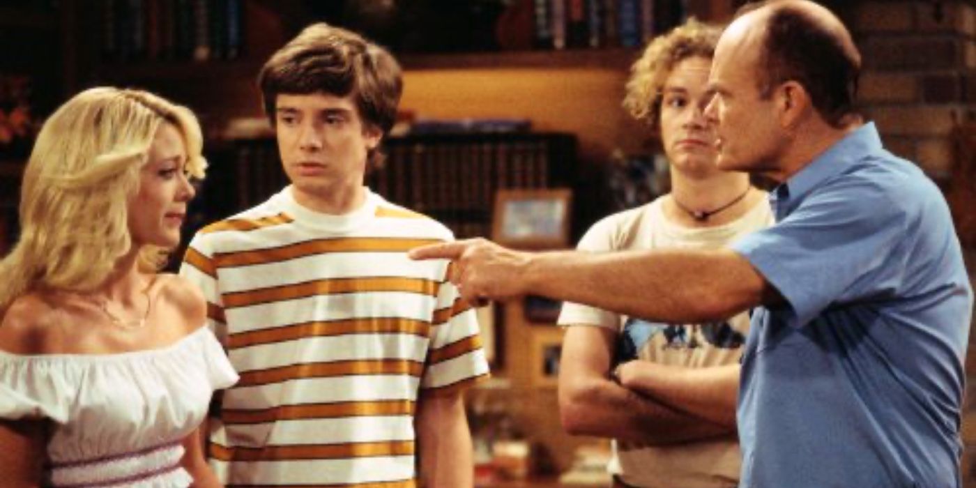 Red pointing at Laurie while Eric and Hyde look on in That '70s Show