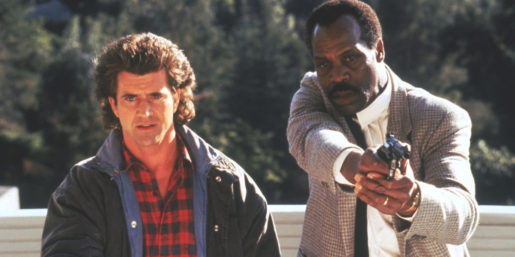 Riggs dan Murtaugh dengan senjata di Lethal Weapon