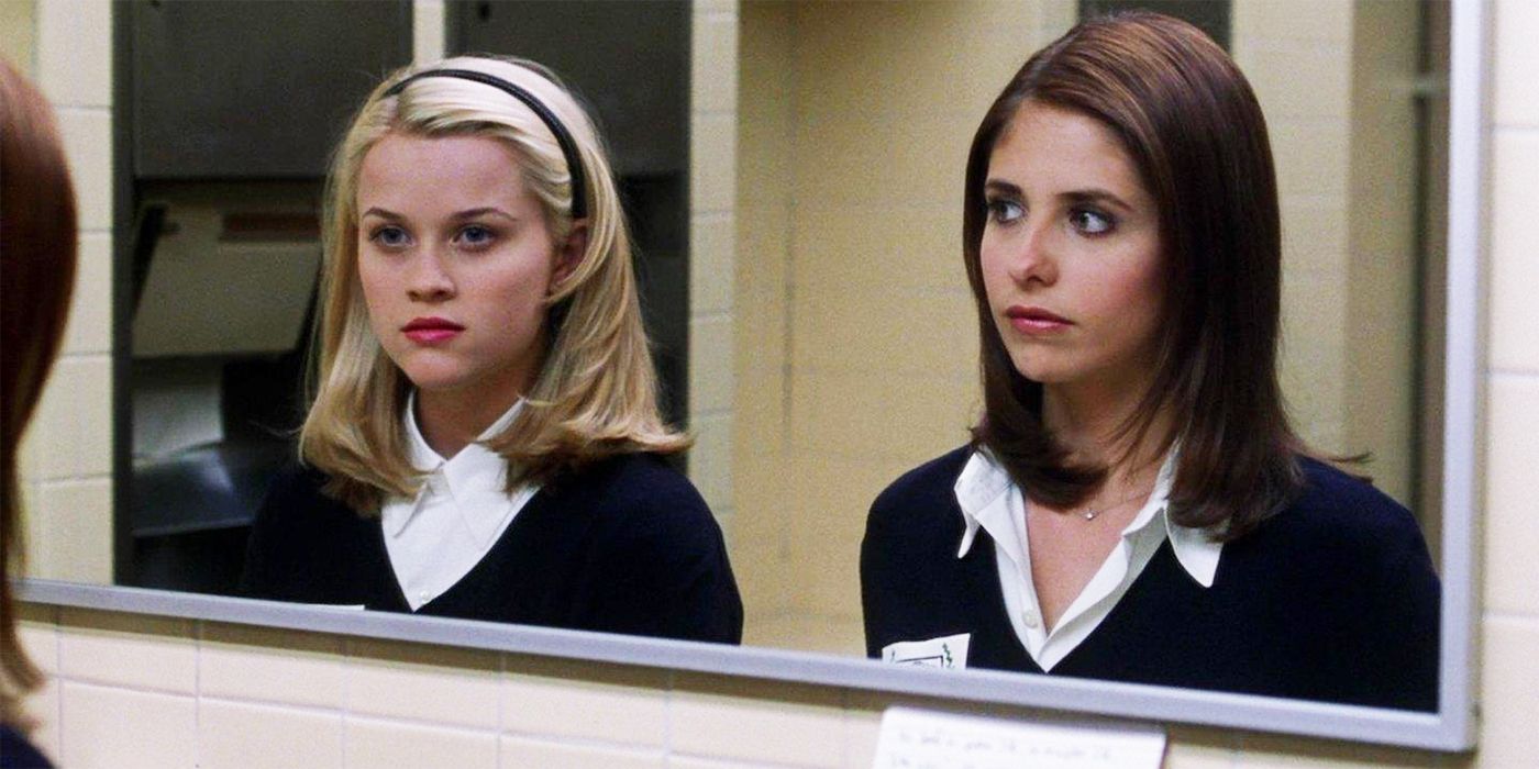 Kathryn, played by Sarah Michelle Gellar, and Annette, played by Reese Witherspoon, looking in a mirror in Cruel Intentions