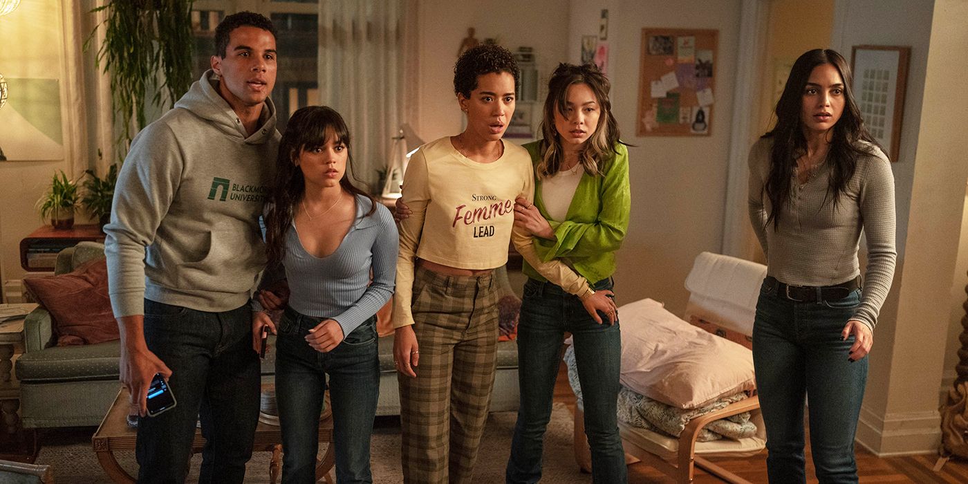 Chad, Mindy, Anika, Sam, and Tara looking scared in the living room of their apartment in Scream 6