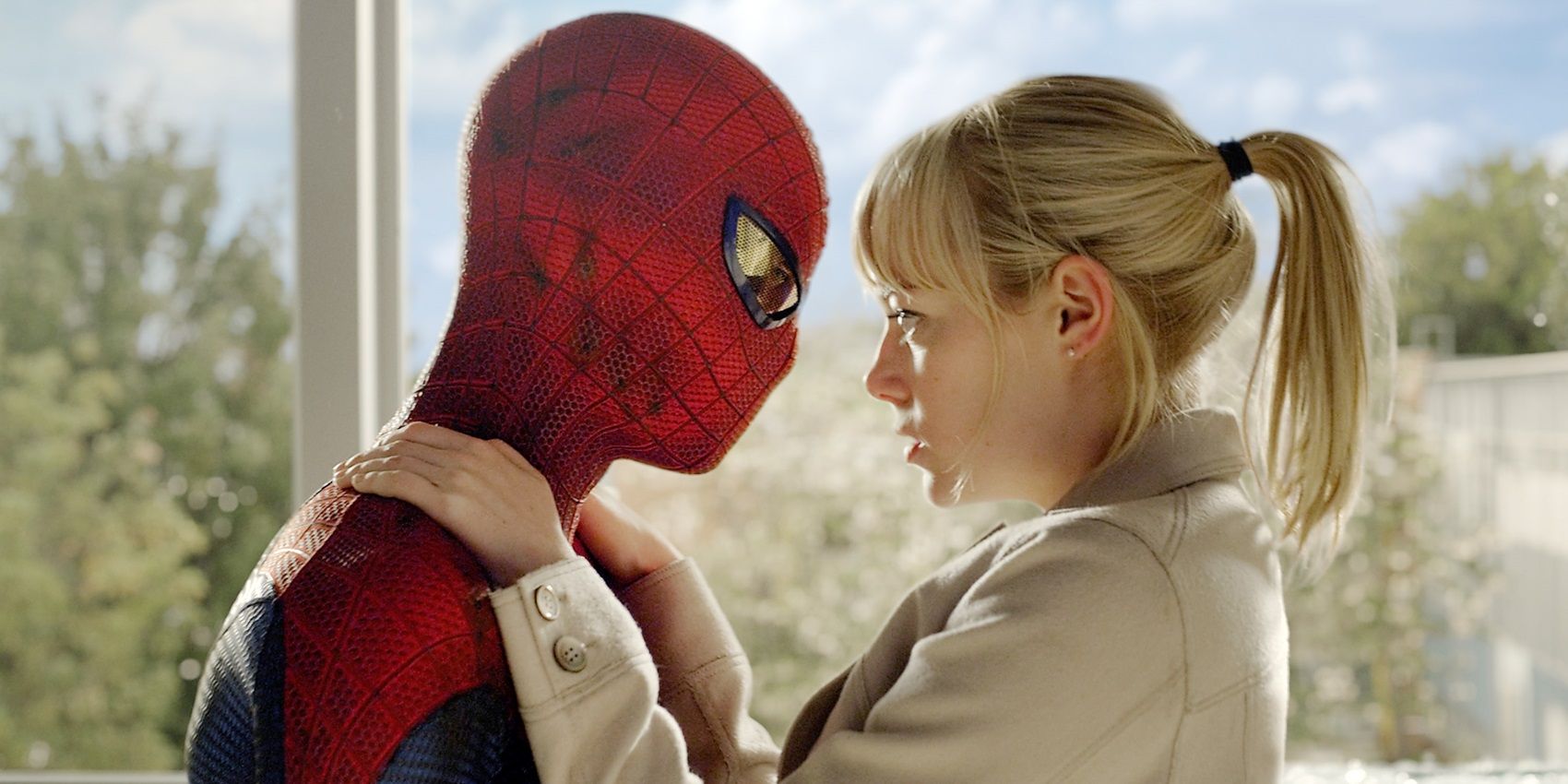 Spidey and Gwen embrace in The Amazing Spider-Man