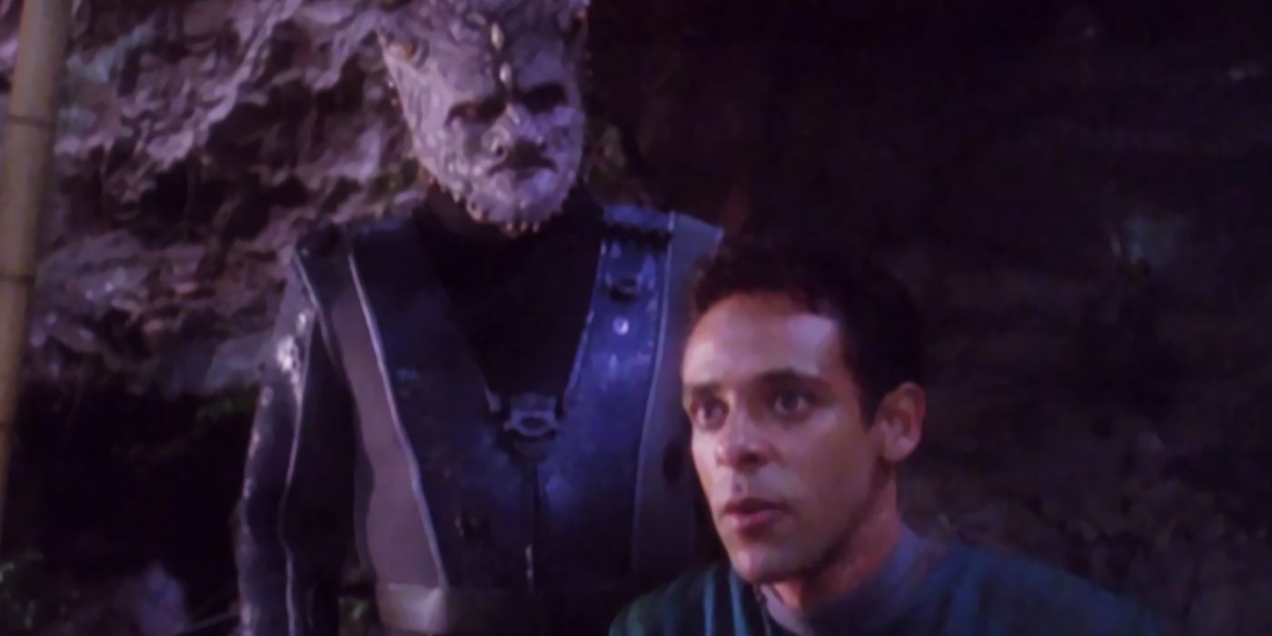 A Jem'Hadar soldier and Dr. Bashir in DS9 - Hippocratic Oath