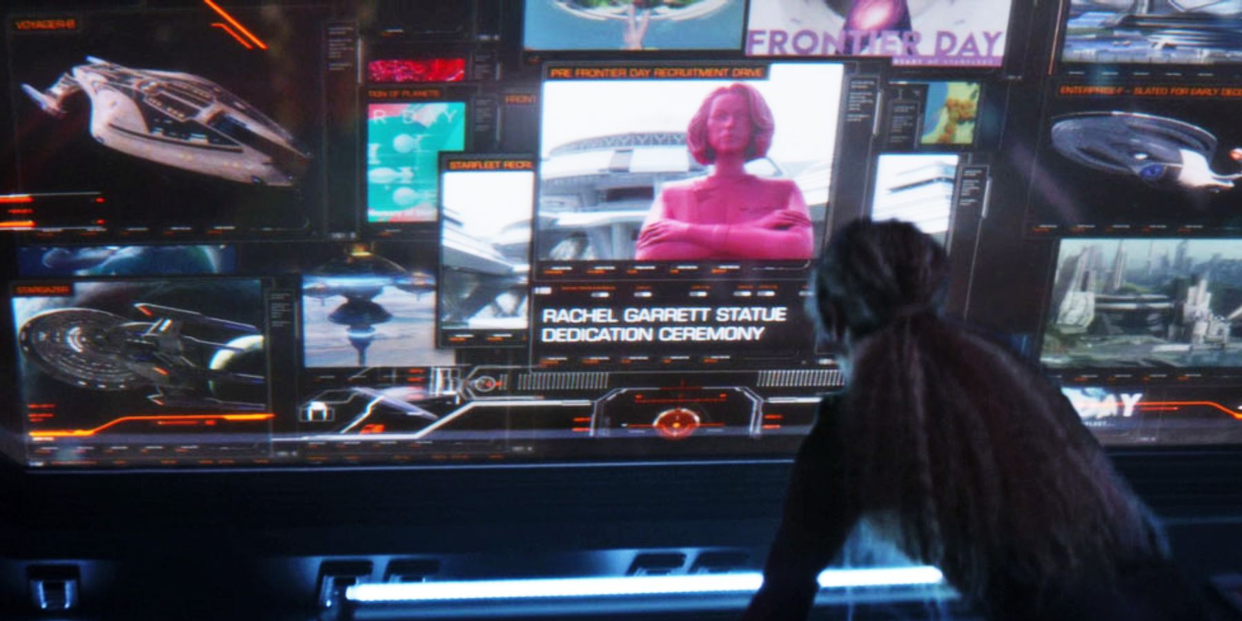 Raffi consulta a la Inteligencia de la Flota Estelar sobre Rachel Garrett, la Enterprise-F y la Voyager-B