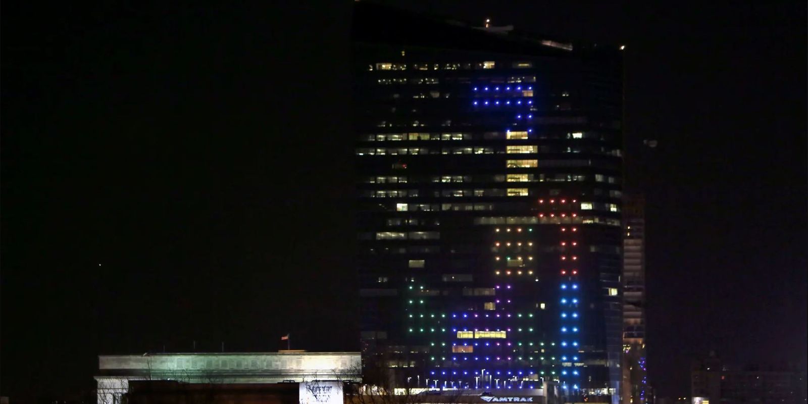 Tetris On A Skyscraper, gedung pencakar langit besar dengan layar berwarna menyala