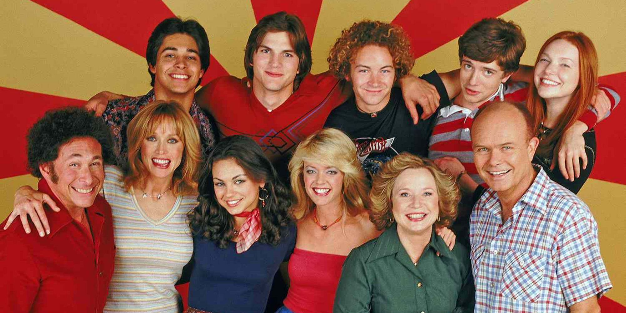 The whole cast of That 70s Show coming together, huddling, posing together