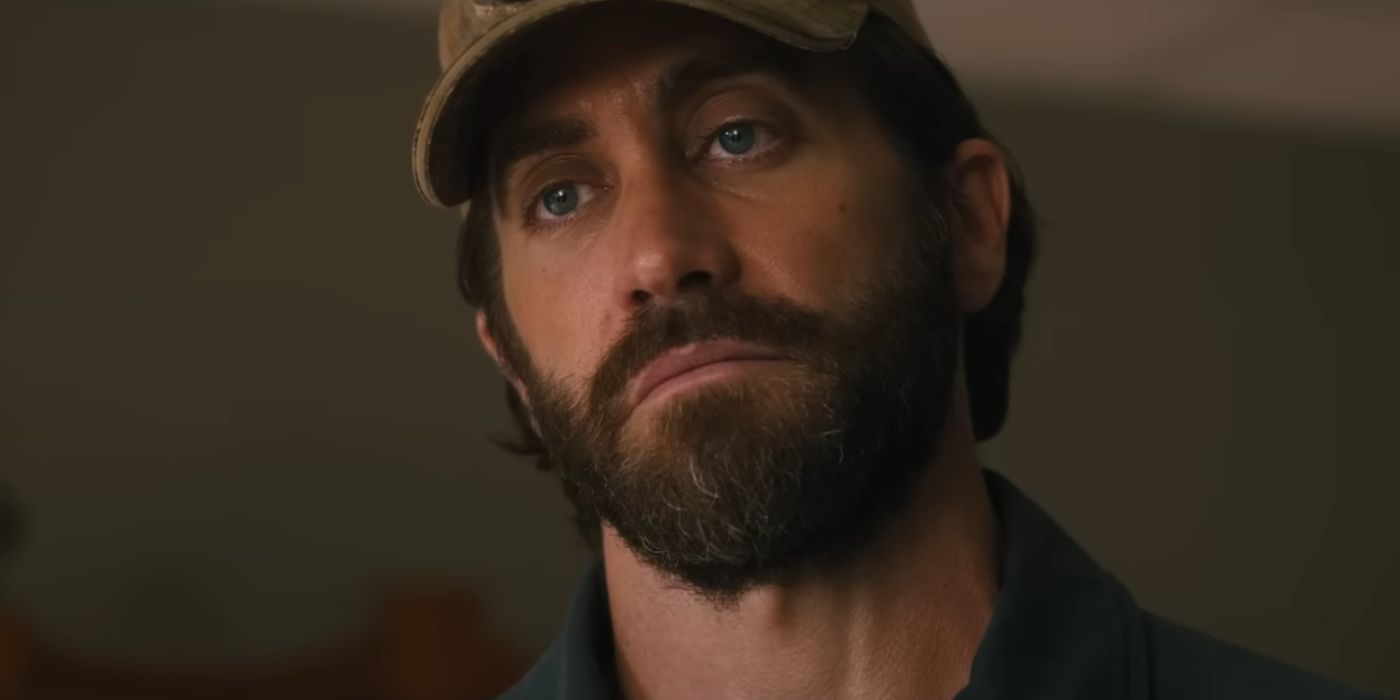 Jake Gyllenhaal interpretando John Kinley parecendo infeliz em The Covenant