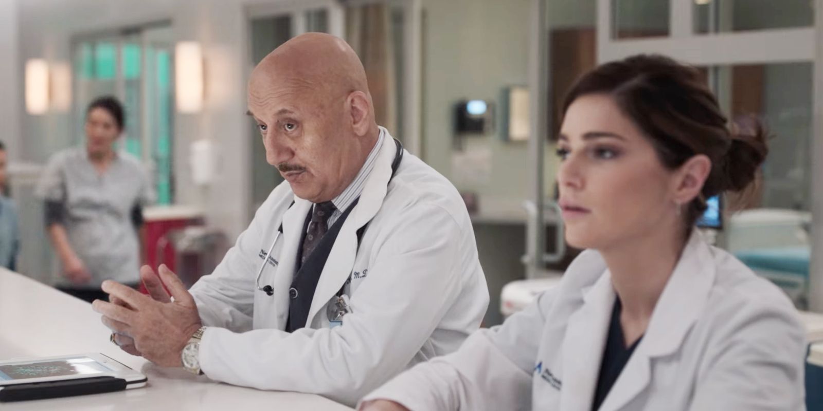 Vijay Kapoor (Anupam Kher) con Lauren (Janet Montgomery) en el hospital de Amsterdam