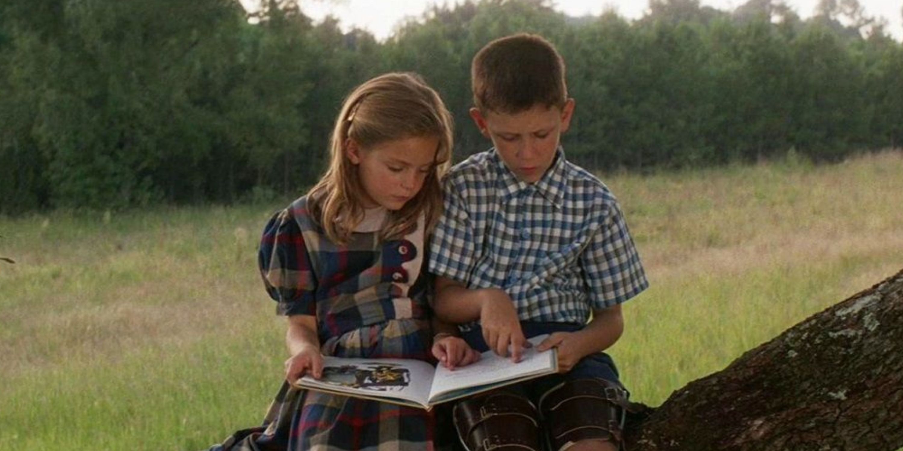 A jovem Jenny e Forrest lendo em Forrest Gump