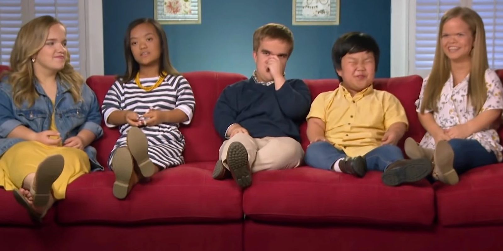 Liz, Emma, ​​Jonah, Alex and Anna sit together on the couch during the filming of 7 Little Johnstons. 