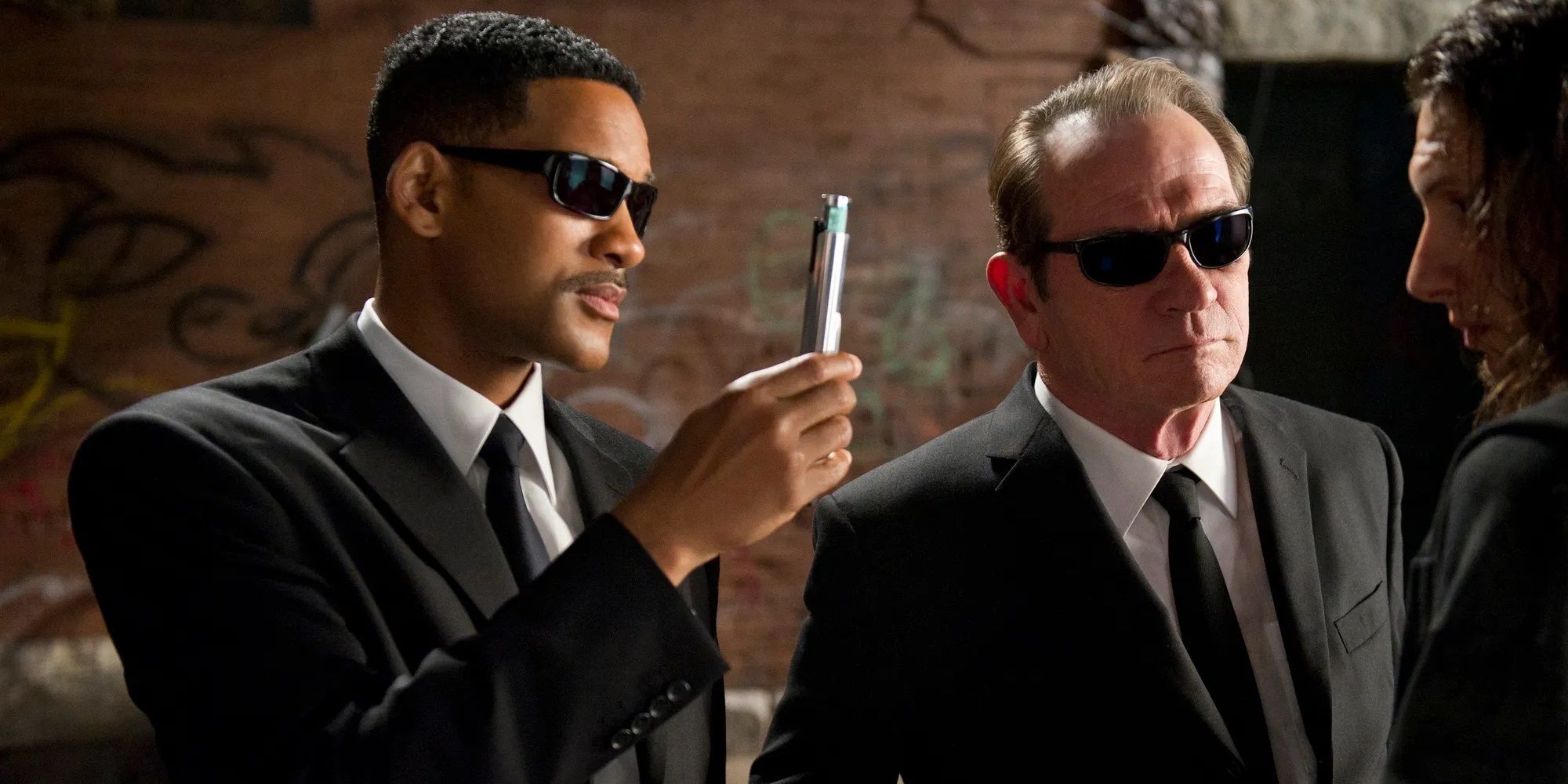 Agent J and Agent K with a neuralizer in Men in Black 3