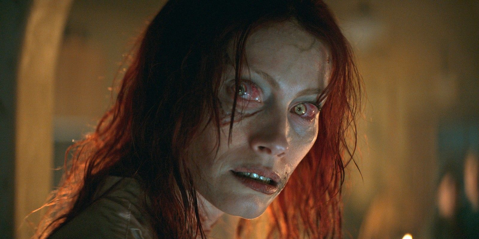 Ellie (Alyssa Sutherland) olha com raiva por cima do ombro como uma Deadite possuída em Evil Dead Rise