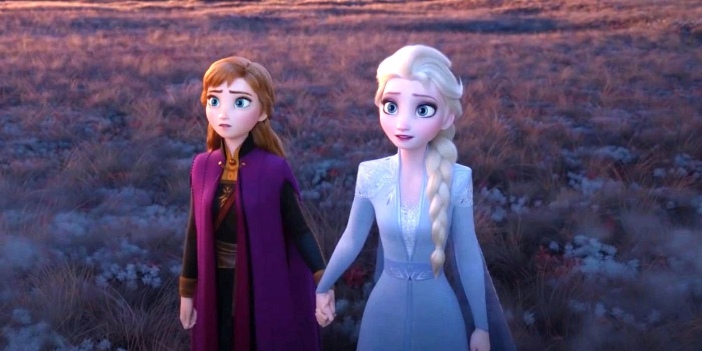 Anna y Elsa están tomadas de la mano en Frozen 2. 