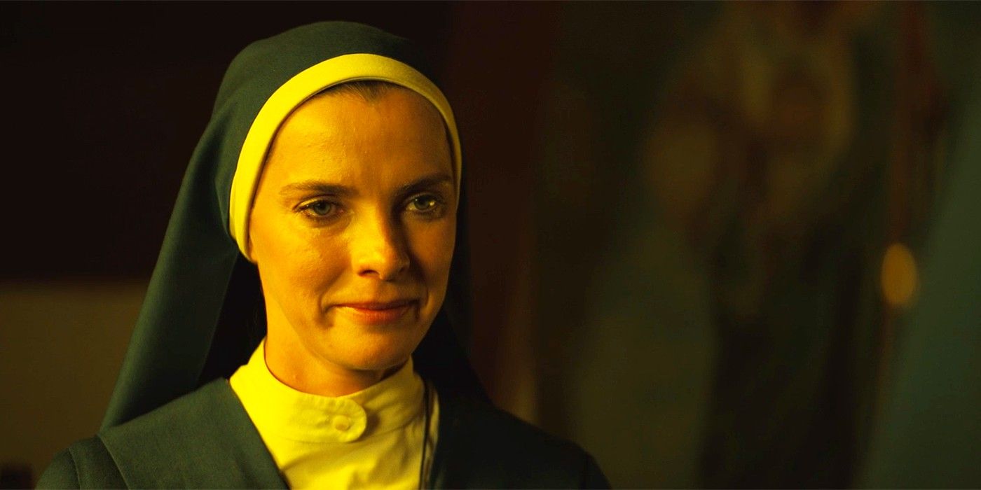 Simone (Betty Gilpin) sorrindo vestida de freira no episódio 8 da Sra. Davis