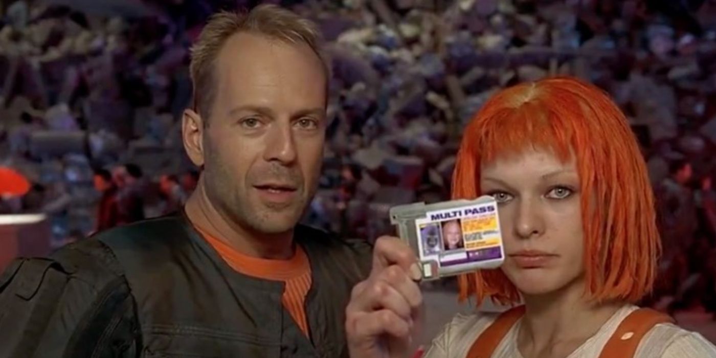 Bruce Willis como Korben Dallas e Milla Jovovich como Leeloo segurando seu multipasse em O Quinto Elemento