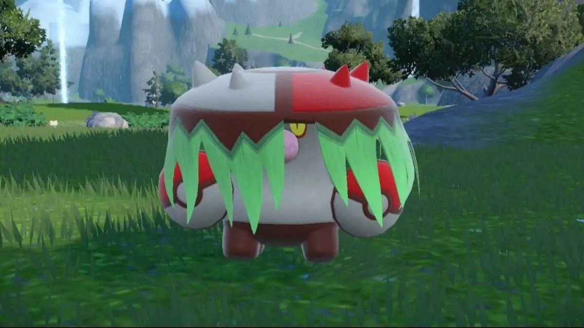 Brute Bonnet Paradox Pokemon berdiri di rerumputan.
