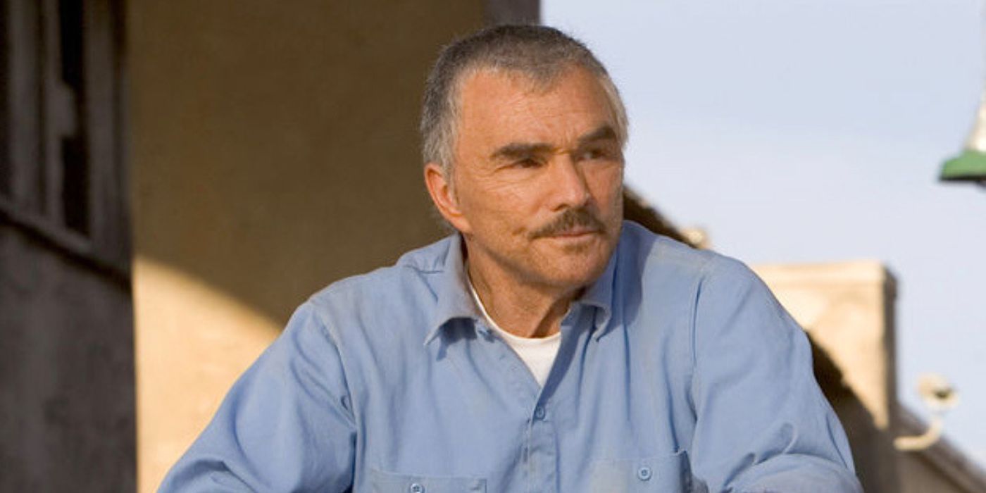 Burt Reynolds olhando para longe em The Longest Yard